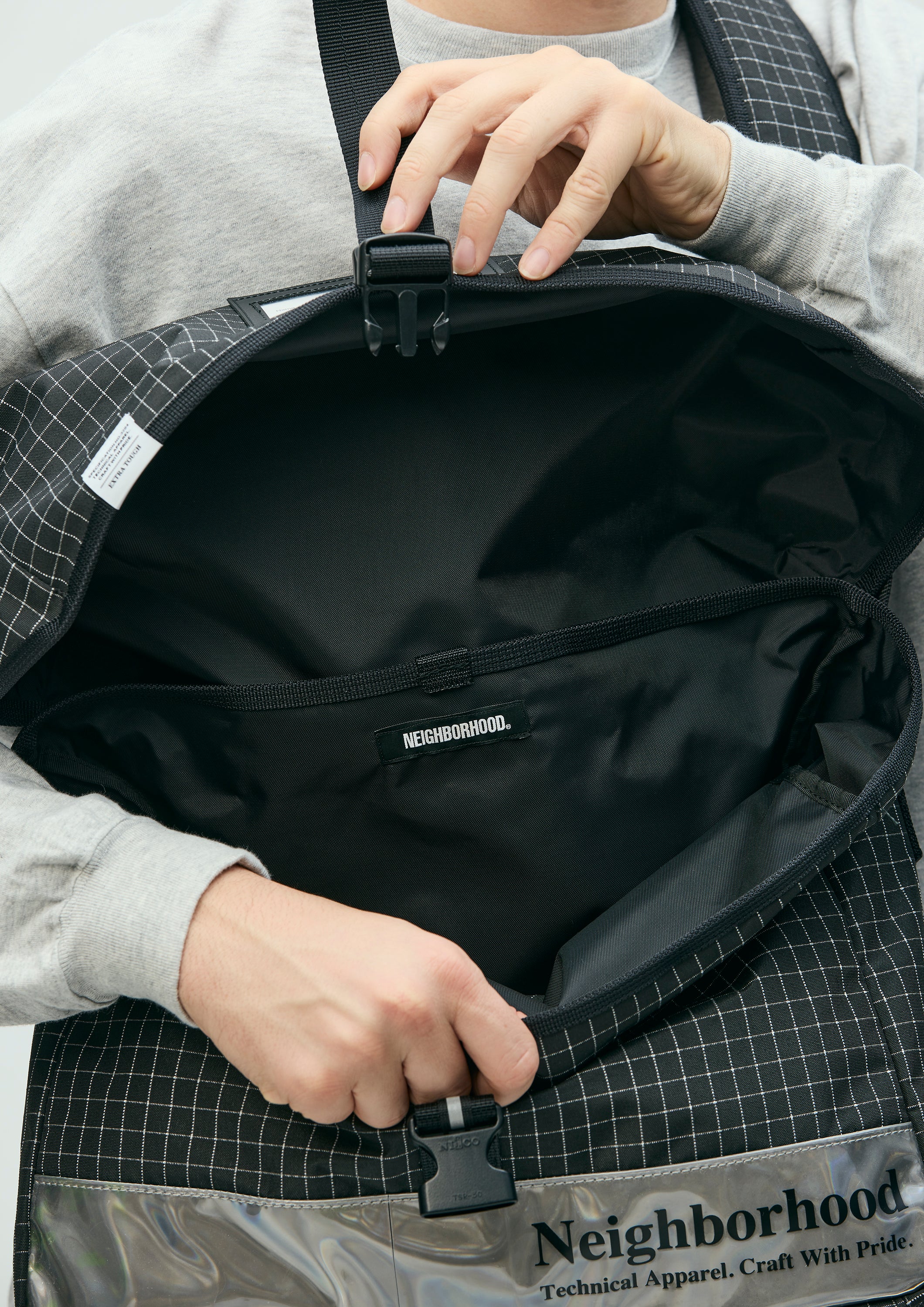 REFLECTIVE MESSENGER BAG